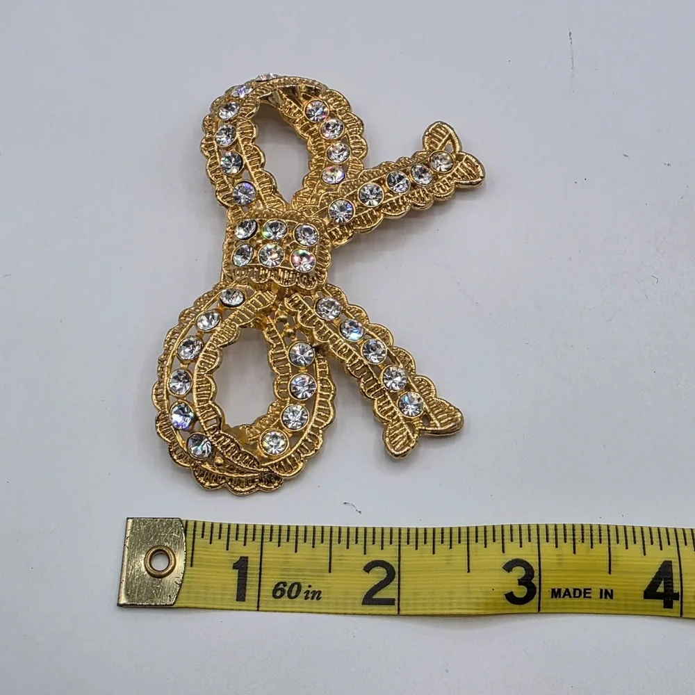 Sparkling Bow Brooch Rhinestone‎ Gold Tone Filigree Lace Charm Pin Prong Set